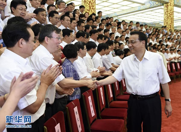 6月23日至24日,全國職業(yè)教育工作會議在北京召開。中共中央政治局常委、國務(wù)院總理李克強在會前接見與會全體代表并講話。 新華社記者 李學仁 攝.jpg